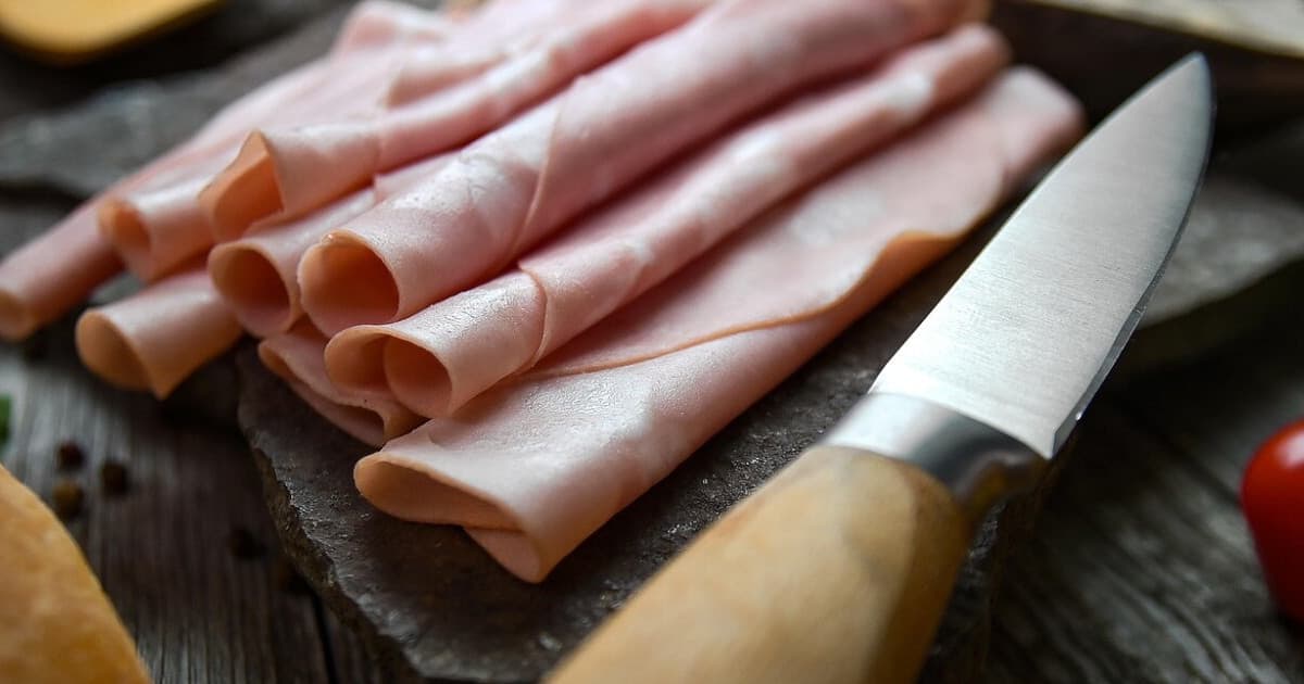 Szynka z popularnej sieci wycofana. Wykryto groźną bakterię Udostępnij