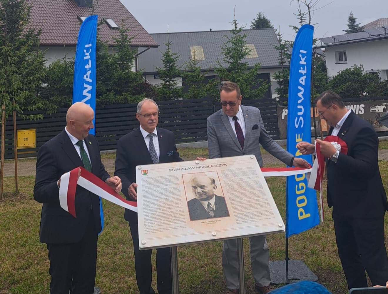 Tablica historyczna poświęcona St. Mikołajczykowi