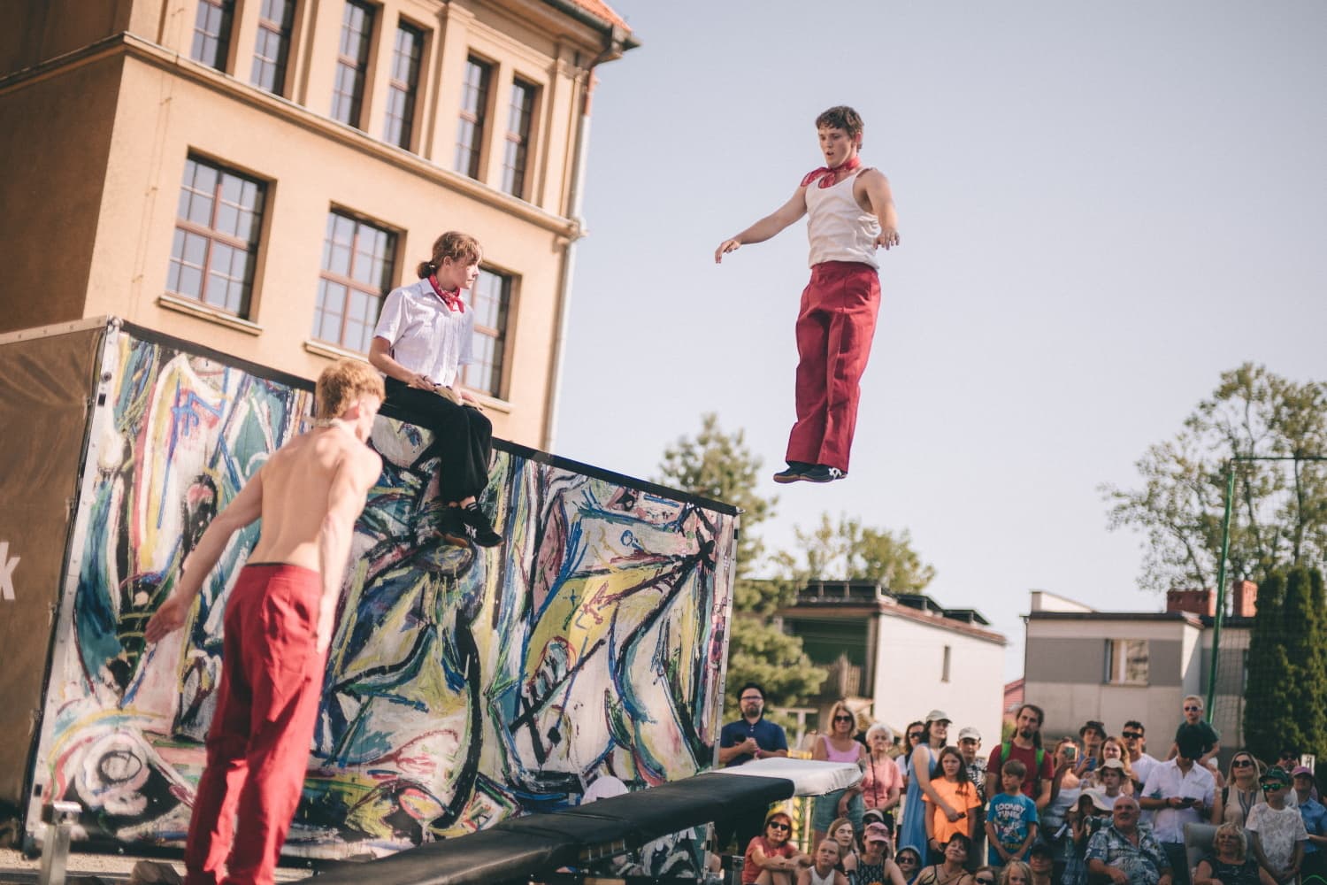 Teatr, akrobacje i widowiska plenerowe. Weekend z projektem „Sąsiedzi”