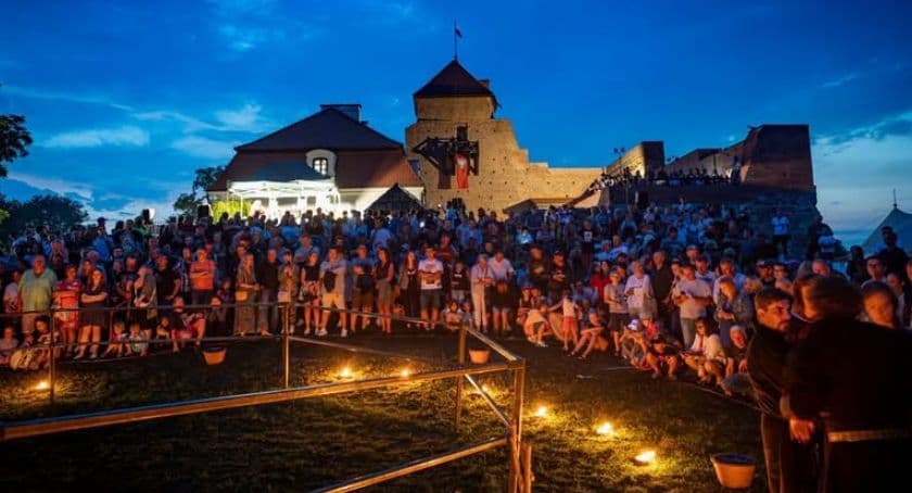 Teatralne spektakle w niezwykłej scenerii. Zamek w Liwie zaprasza na IV Festiwal Teatralny.