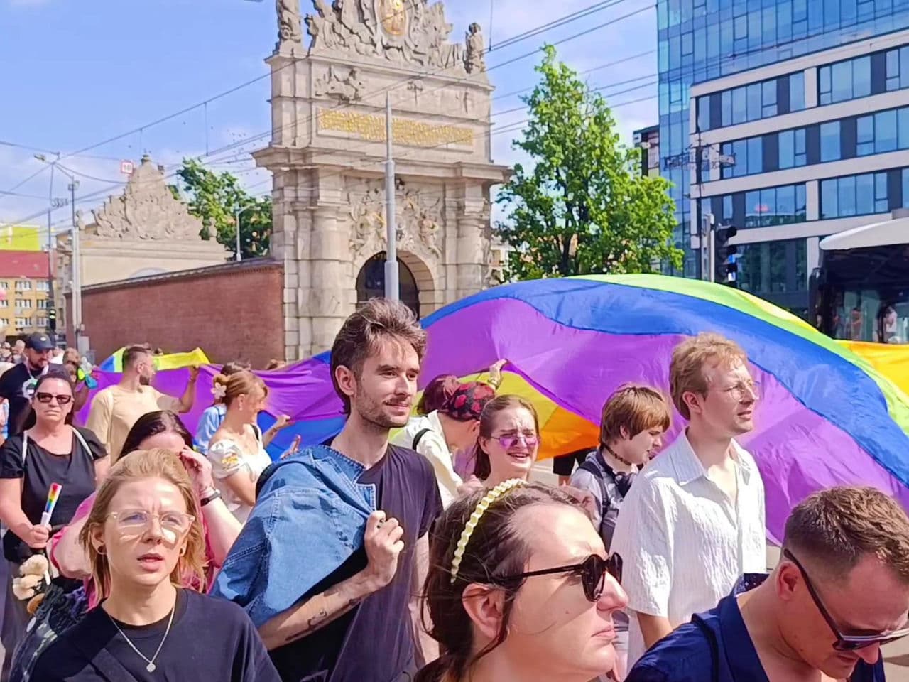 Tęczowy korowód przeszedł przez centrum Szczecina. Tłumy na 8. Marszu Równości