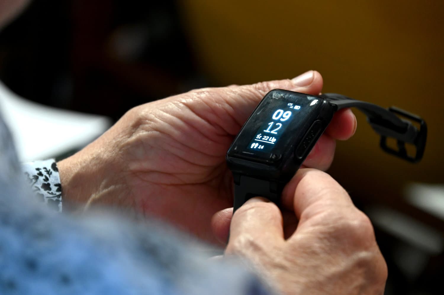 Teleopieka dla seniorów w Bochni. Pierwsze opaski już rozdane