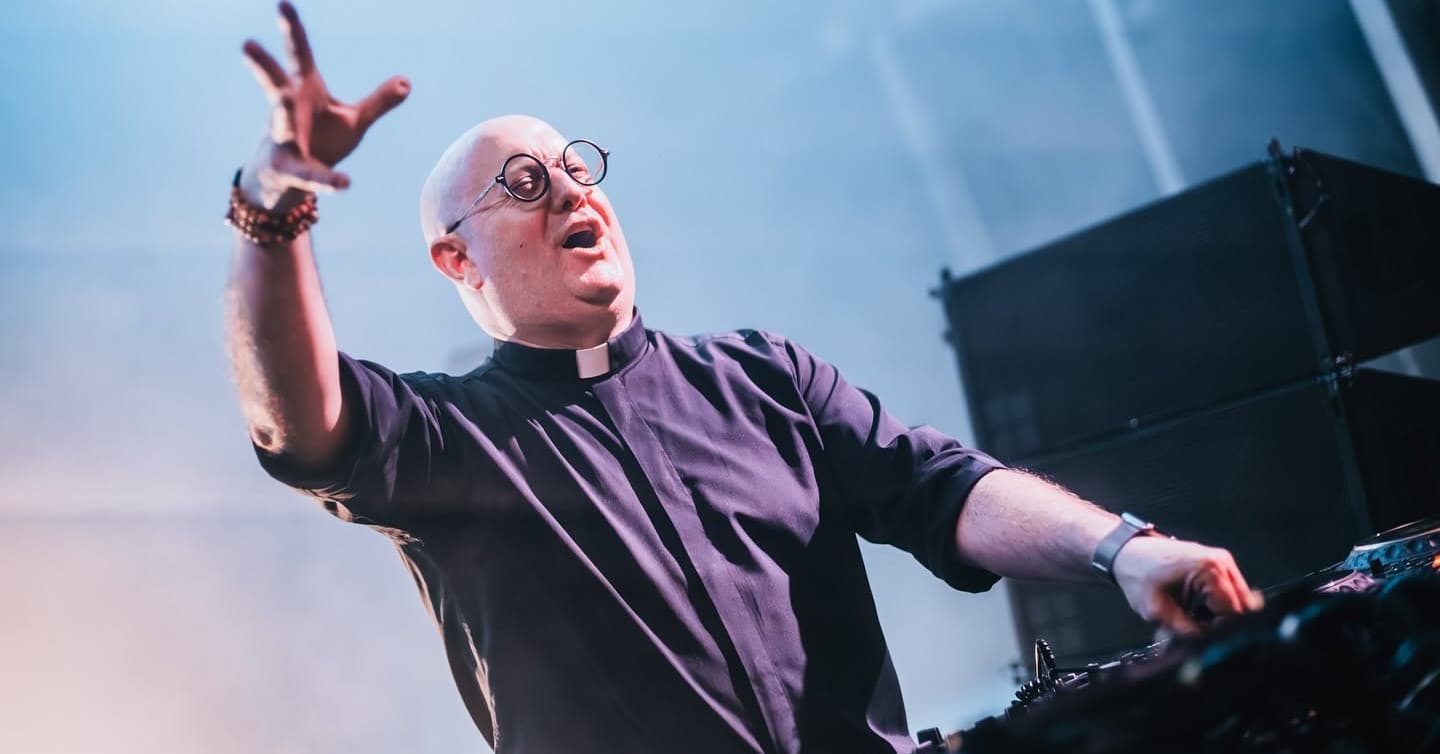 Ten ksiądz DJ to fenomen. Bilety na jego występ w Opolu wyprzedały się w dwie minuty