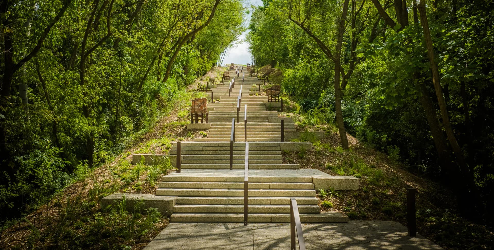 Ten park upamiętnia Powstanie Warszawskie. Kładka wśród drzew i wyjątkowy plac zabaw