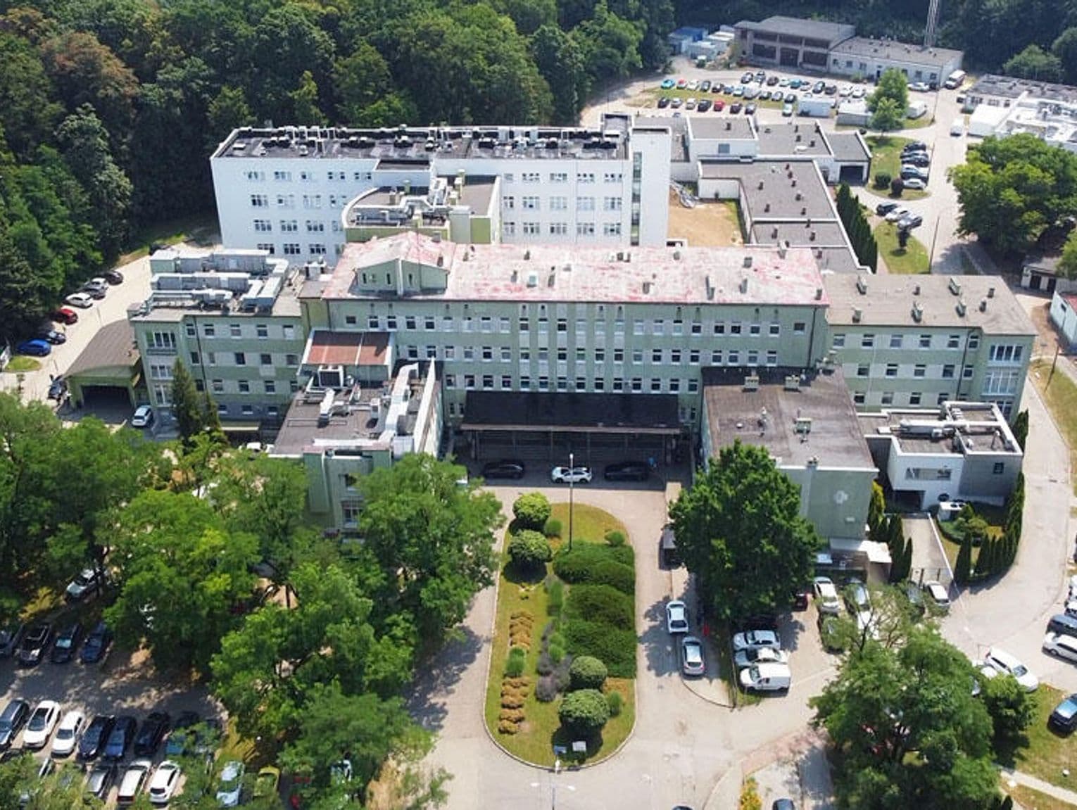 Teren wokół kozielskiego szpitala czekają duże zmiany. Będą nowe nasadzenia, ławki i wygodniejsze dojścia Data dodania artykułu: