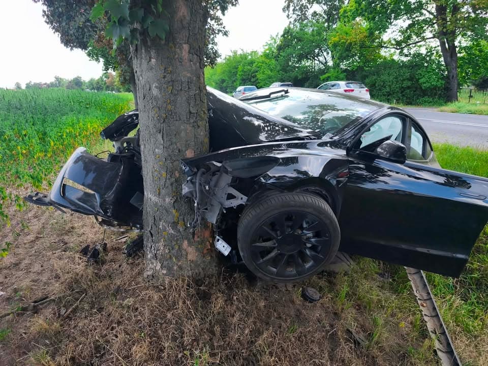 Tesla wezwała służby, ale lawety nie chciały jej ruszyć. Kierowca elektryka po kolizji czekał godzinami na pomoc