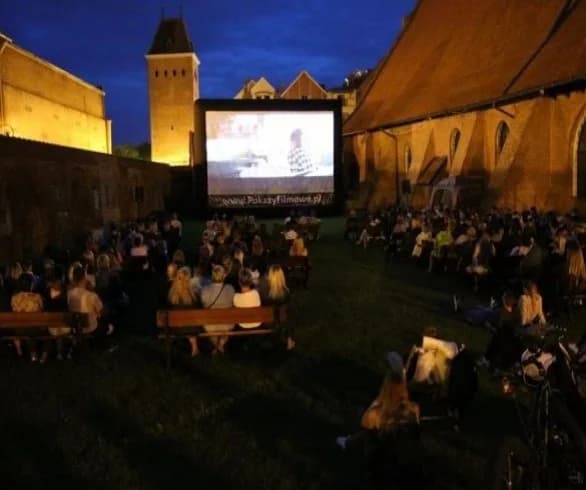 Thriller pod gwiazdami i darmowe słodkości. Letnie Kino pod Chmurką wraca do Elbląga!