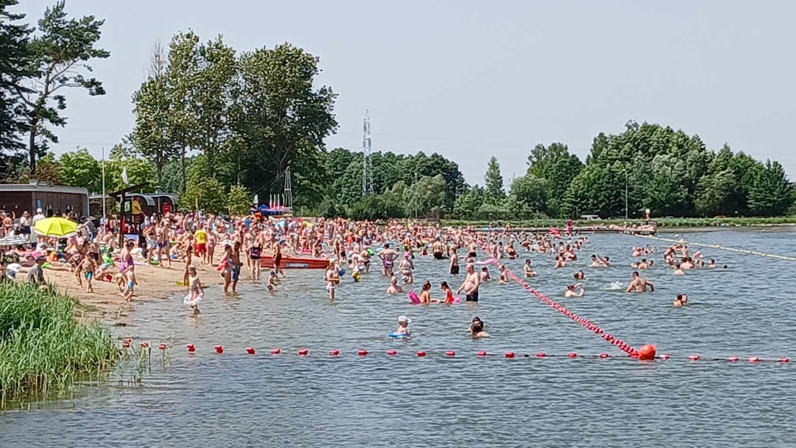 Tłumy na plaży na Dojlidach. Ratownicy apelują: Pilnujmy dzieci podczas wypoczynku
