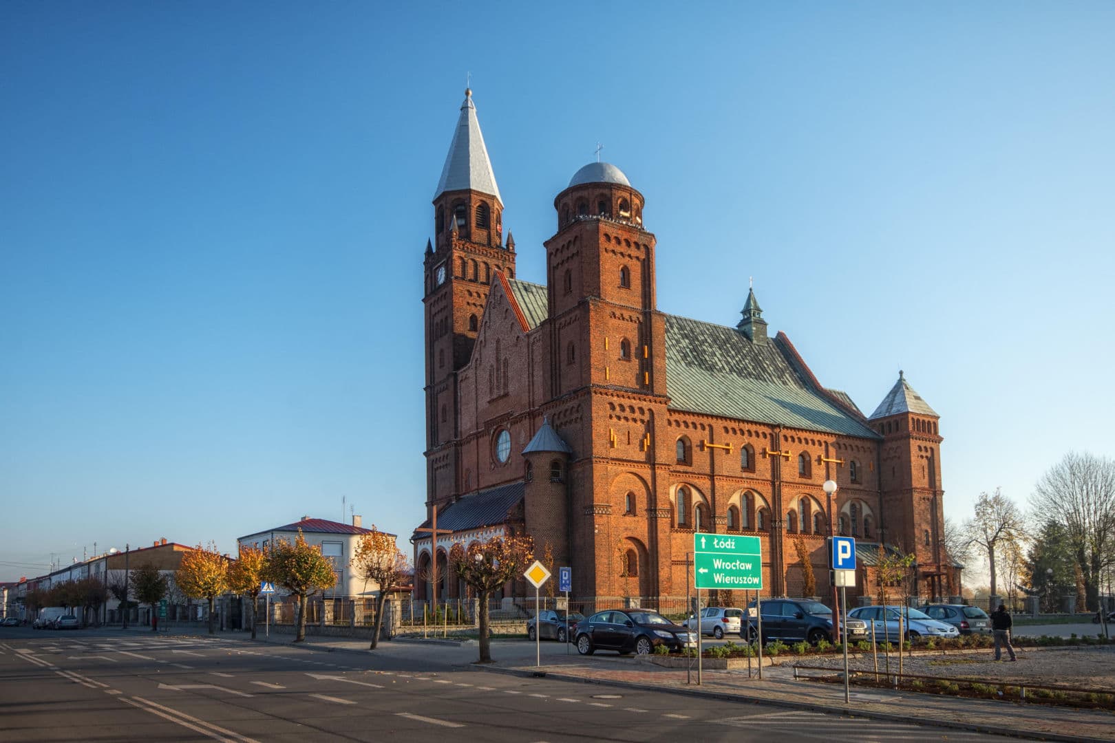 To miasto w województwie łódzkim zachwyca rynkiem i zabytkowym kościołem. Niedawno odzyskało swoje prawa