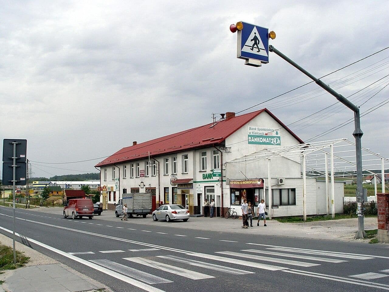 To największa wieś w województwie świętokrzyskim. Mieszka tu więcej osób niż w niejednym mieście