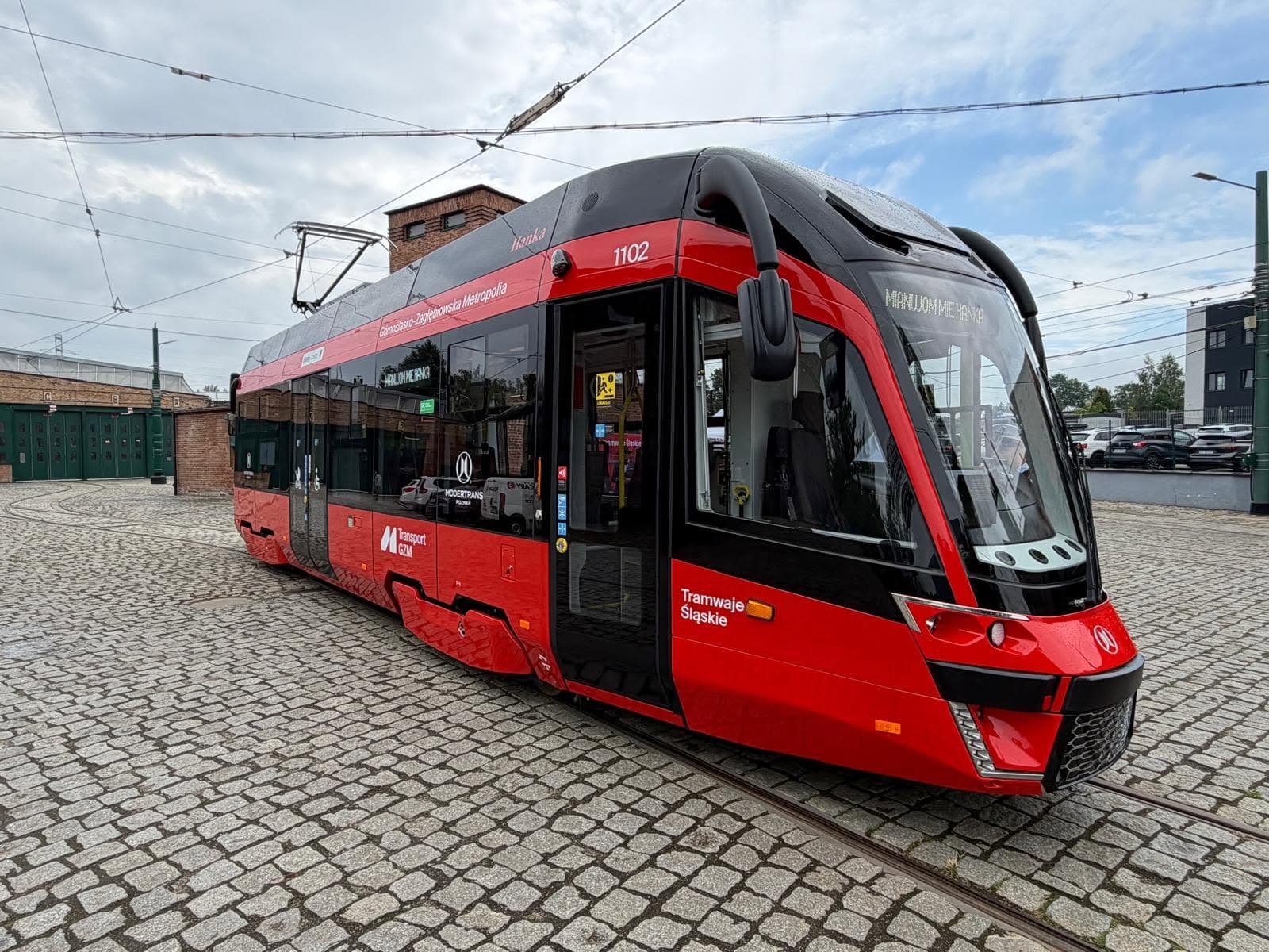 To nasza poznańska bimba. Ale dlaczego taka czerwona? Bo to banka „Hanka”