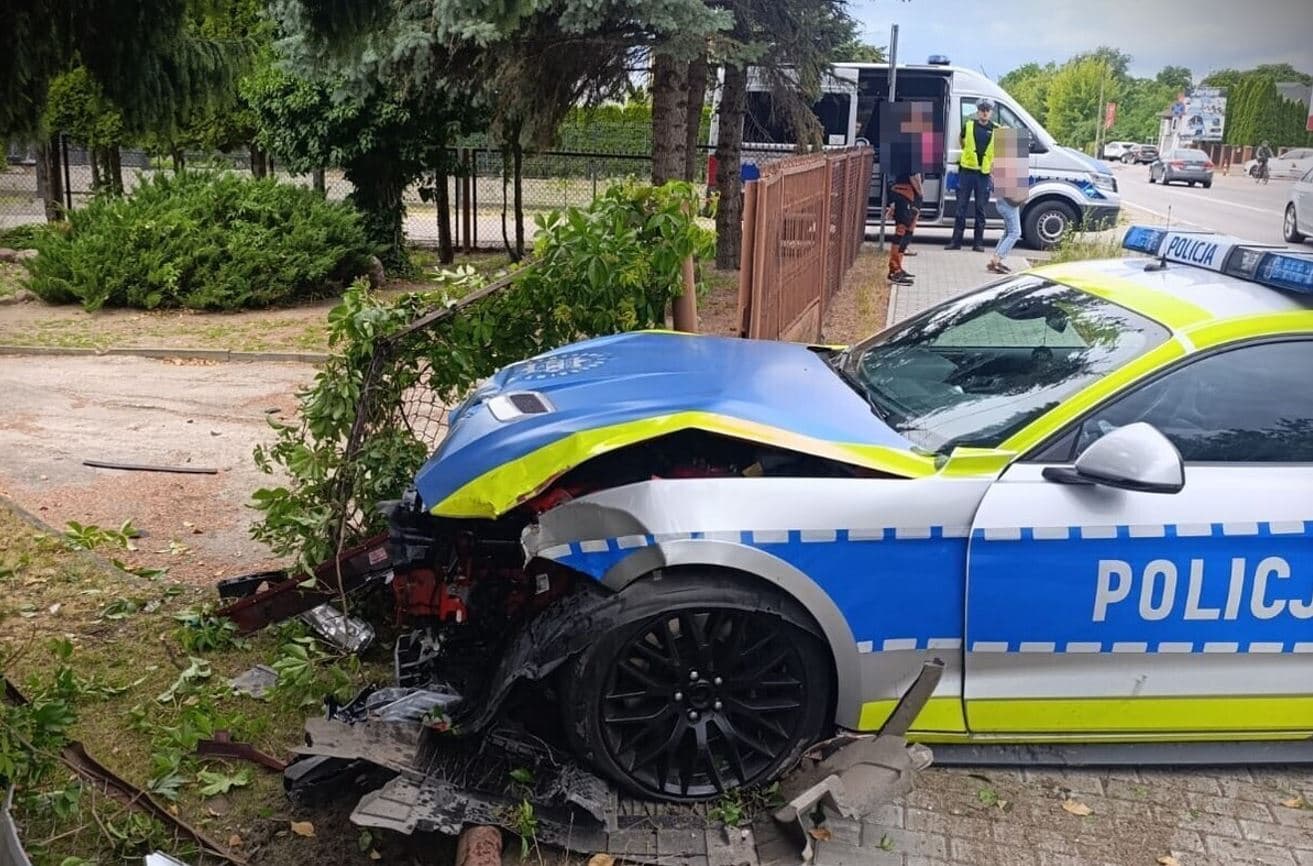 To nie był zwykły radiowóz. Słynny, na płn. Mazowszu zarekwirowany pijanemu kierowcy Ford Mustang, rozbił się po kilku miesiącach służby w policji