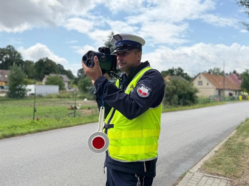 To nie tylko kontrole prędkości. Jak naprawdę wygląda służba policjantów drogówki w powiecie jaworskim?