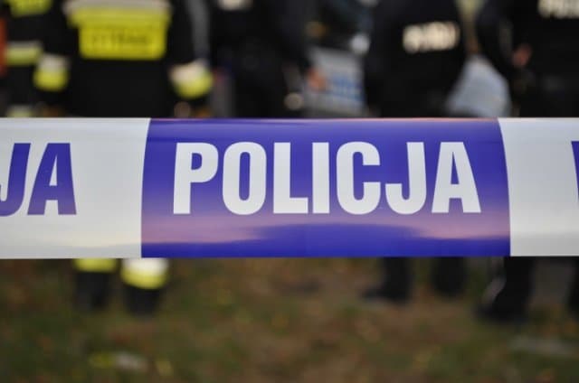 Tragiczne odkrycie w Ciechanowie. W mieszkaniu znaleziono ciało 51-latka. Policja nie wyklucza udziału osób trzecich