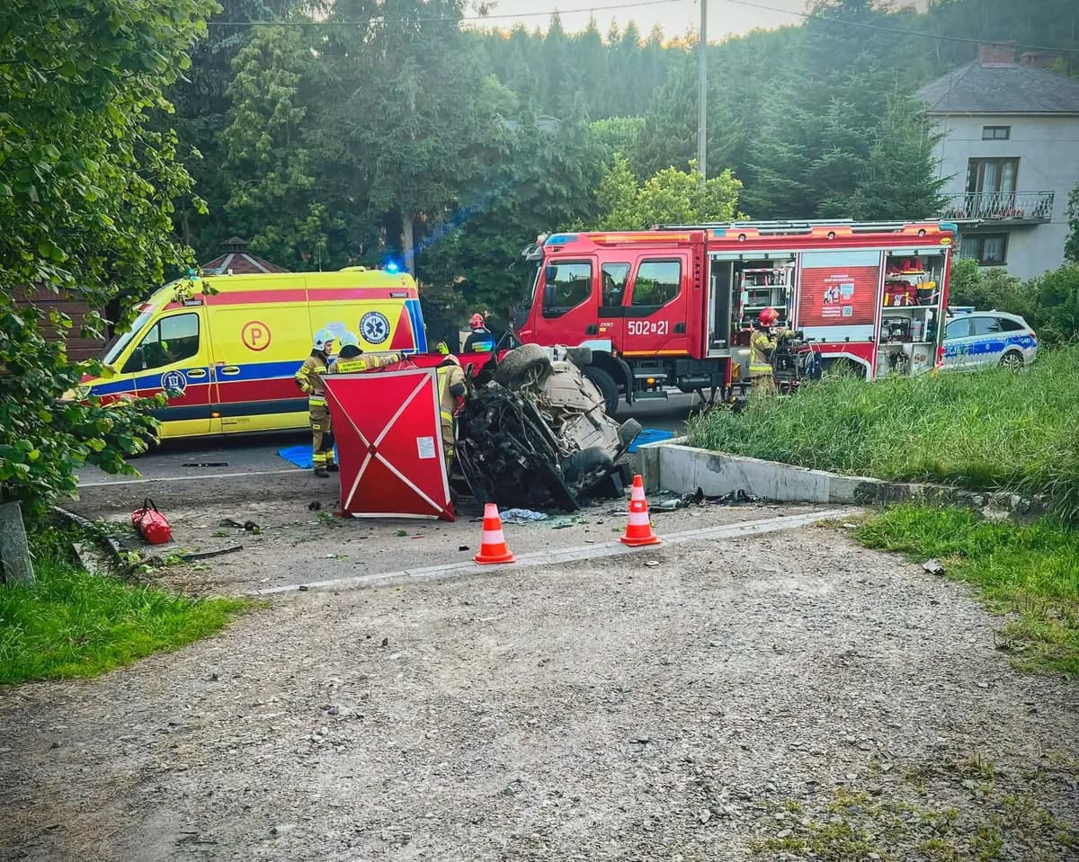 Tragiczny finał dachowania pod Olkuszem. Mężczyzny nie udało się uratować