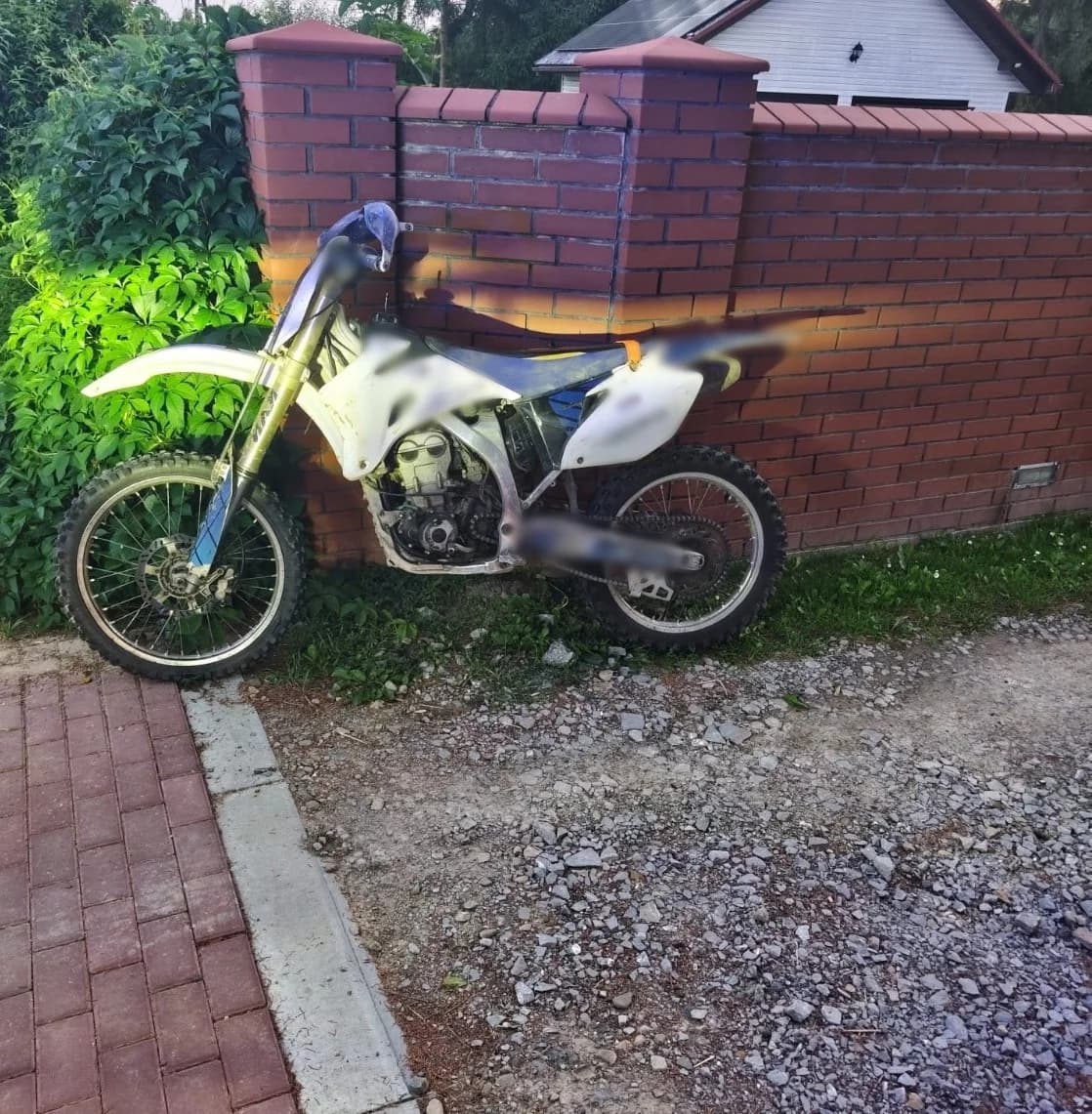 Tragiczny finał przejażdżki w Turzym Polu. Cross uderzył w barierki, nie żyje 27-latek