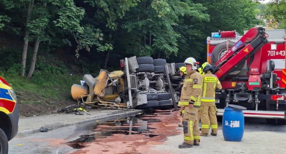 Tragiczny wypadek na drodze 948 w Czernichowie zginęły dwie osoby