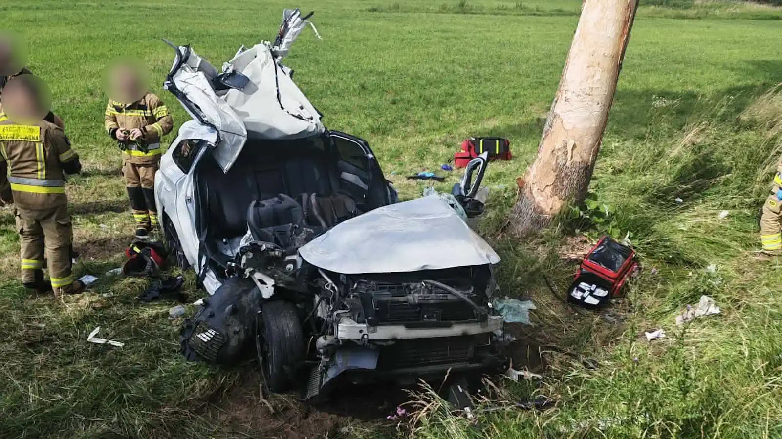 Tragiczny wypadek na Mazowszu. Jedna osoba nie żyje, LPR w akcji. Kierowcy wyprzedzali w tym samym czasie