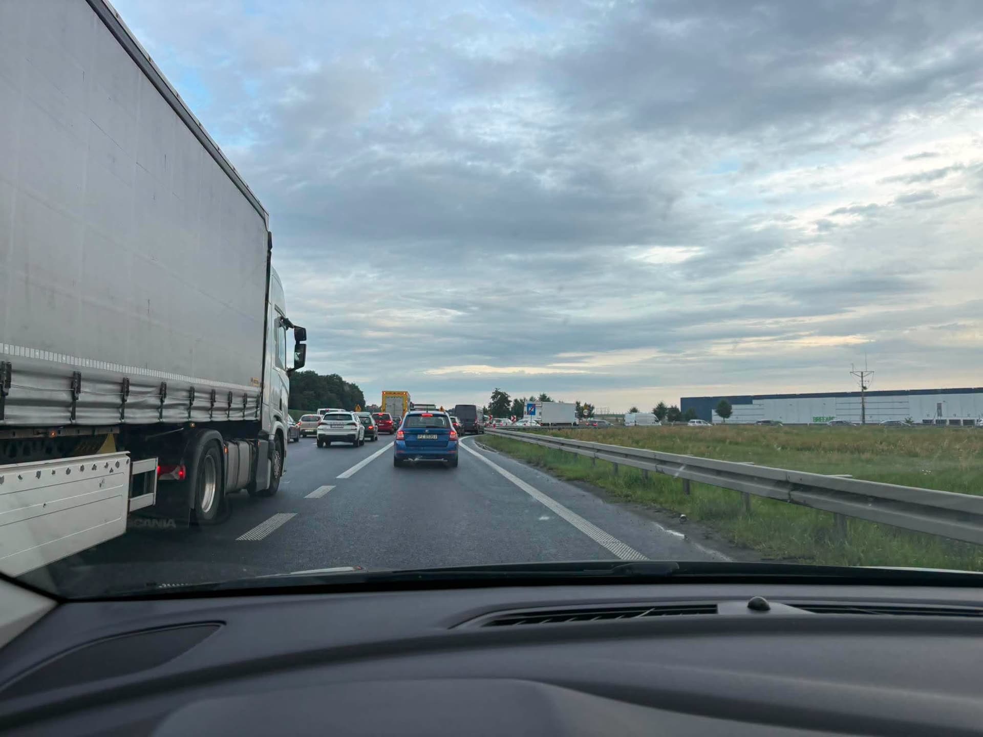 Tragiczny wypadek na trasie Grodzisk-Poznań. Nie żyje kierowca