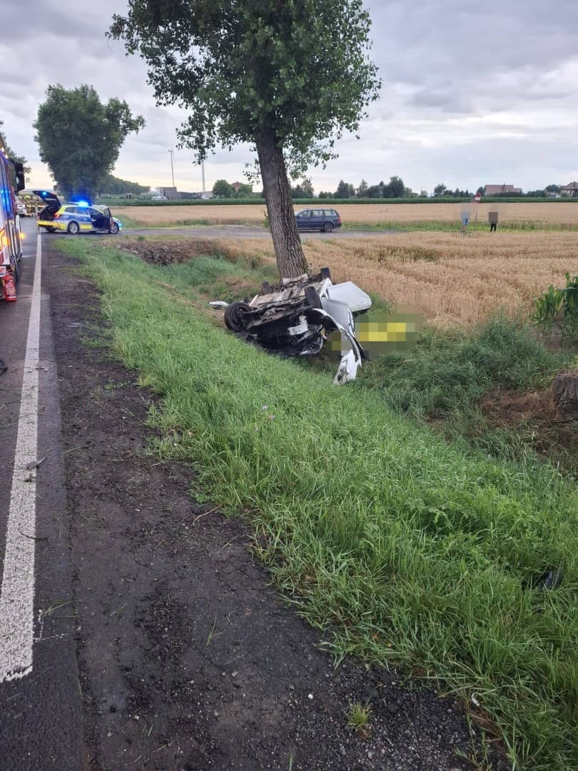 Tragiczny wypadek w Żerdzinach. Nie żyje 28-letni kierowca, droga DW 416 całkowicie zablokowana