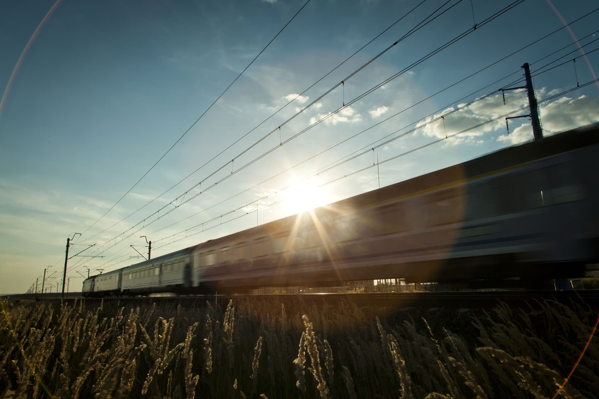 Trainsurfing zbiera tragiczne żniwo. PKP apeluje do młodzieży