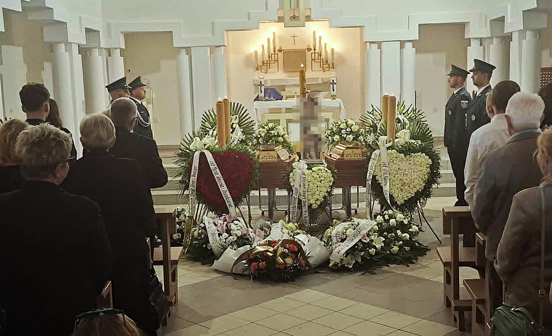 Trwa pogrzeb ofiar mordu w Skawinie. Widok trumien rodziny rozrywa serce