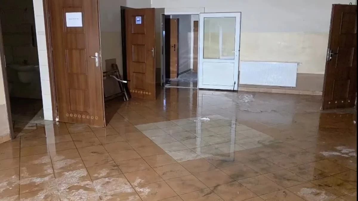 Trwa remont zespołu szkolno-przedszkolnego, woda wdarła się do budynku. Jak zareagował burmistrz?