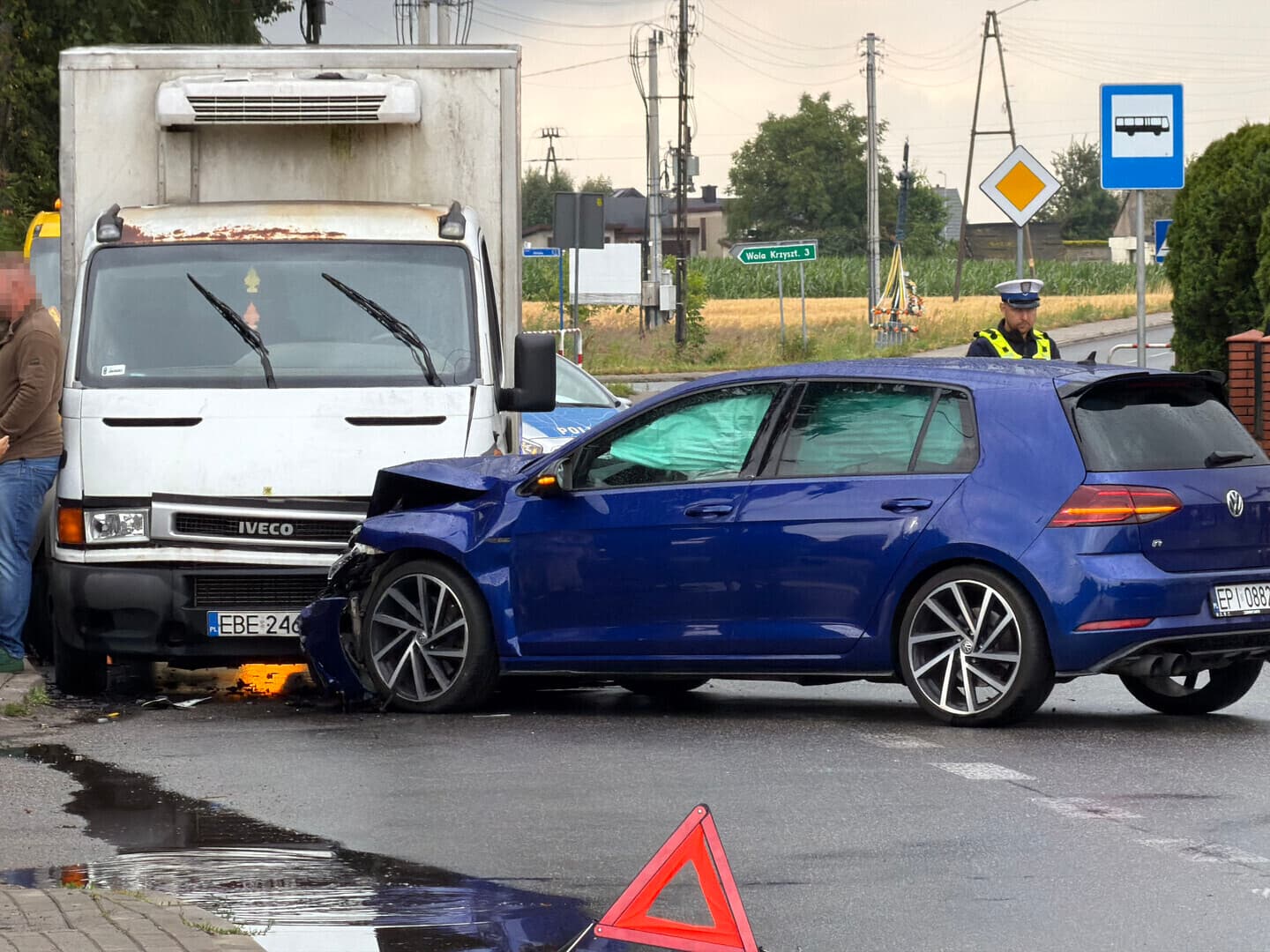 Trzy samochody zderzyły się na skrzyżowaniu w Siomkach. Droga była całkowicie zablokowana