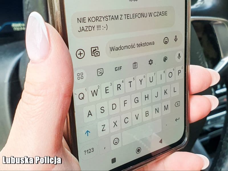 Trzymając telefon zamiast kierownicy ryzykujesz życie