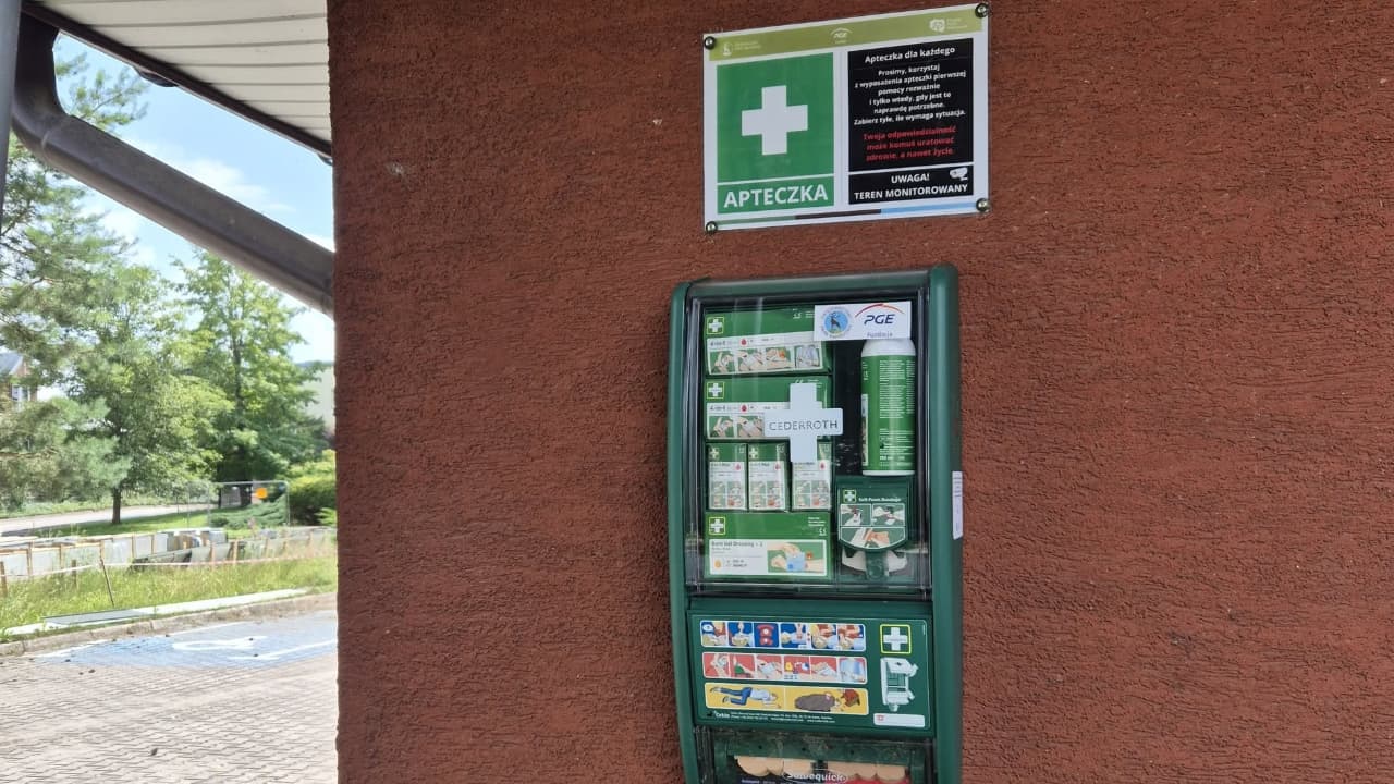 Turyści mogą korzystać ze specjalnych apteczek na szlakach 20
