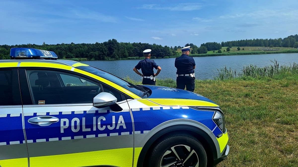 Turysta z promilami beztrosko szalał skuterem na jeziorze