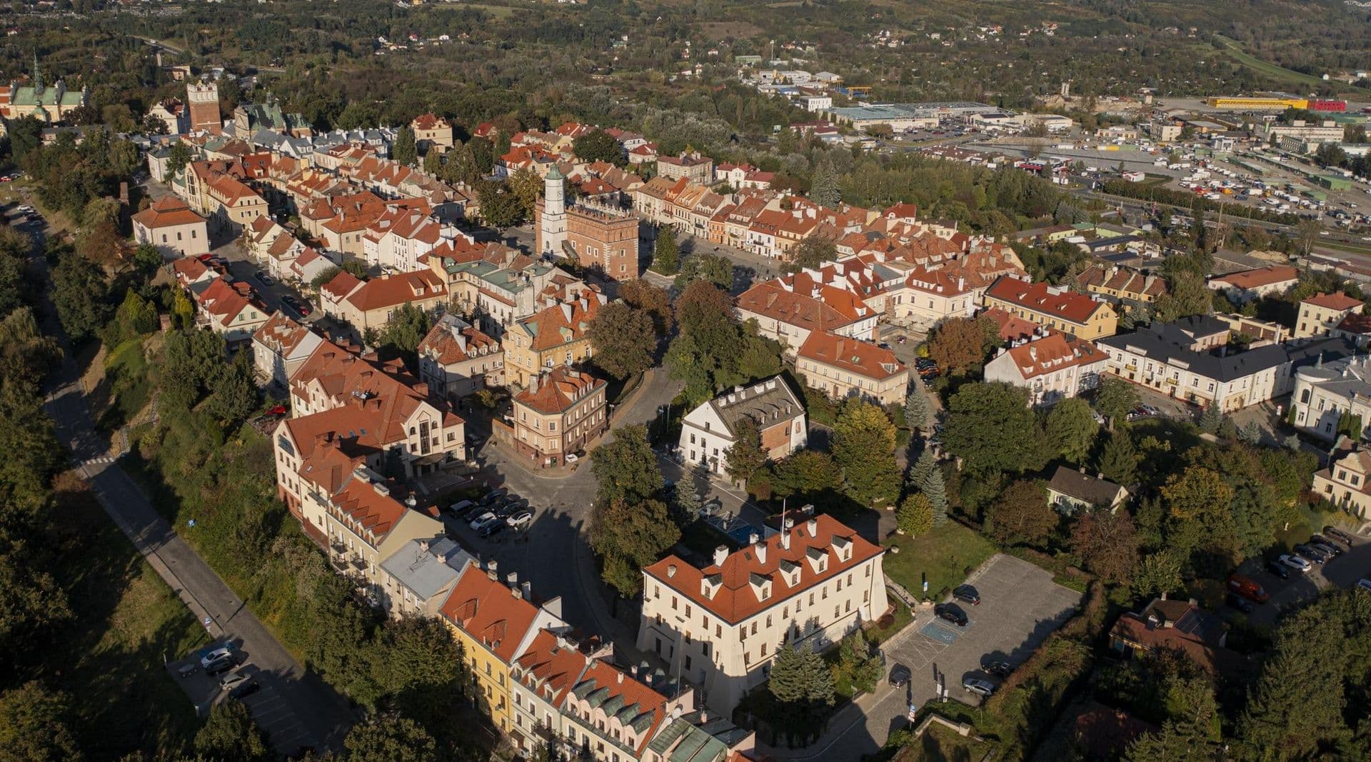 Turystyka To świętokrzyskie miasto zachwyca nie tylko rynkiem, ale też Zamkiem Królewskim i Bramą Opatowską