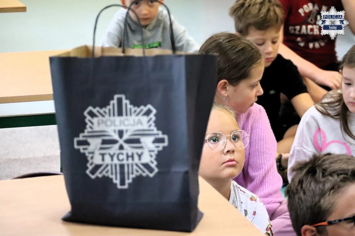 Tychy: Policjanci rozmawiali z dziećmi o bezpiecznych wakacjach w Szkole Podstawowej nr 35