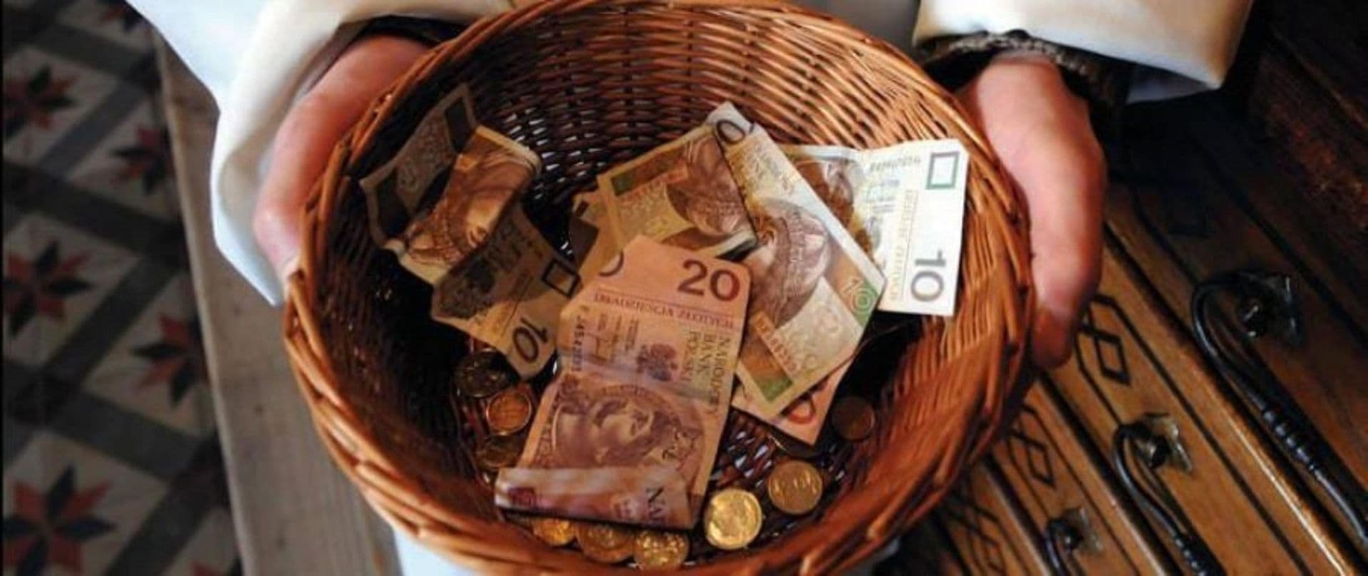 Tyle Polacy dają na tacę w kościele. Nawet 12 tys. zł wpływów po jednej mszy