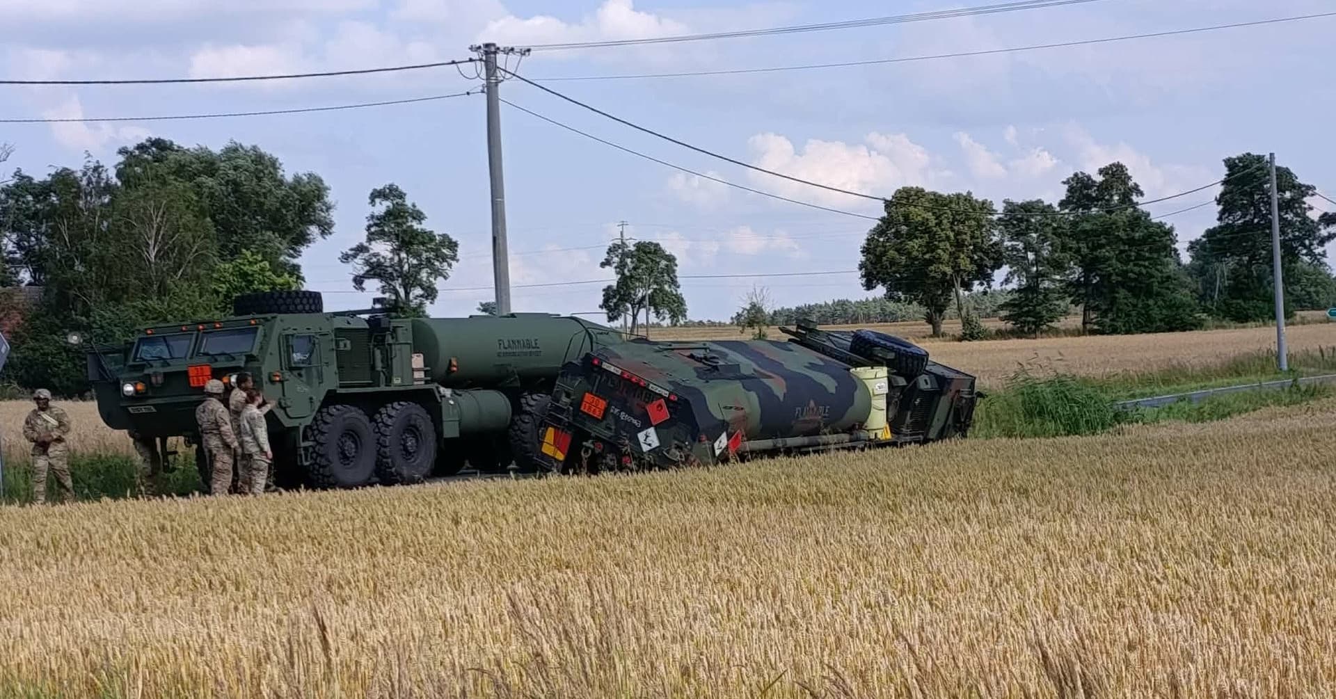 TYLKO U NASUS Army wylądowało w rowie. Miejscowi chcieli pomóc, wojsko odmówiło