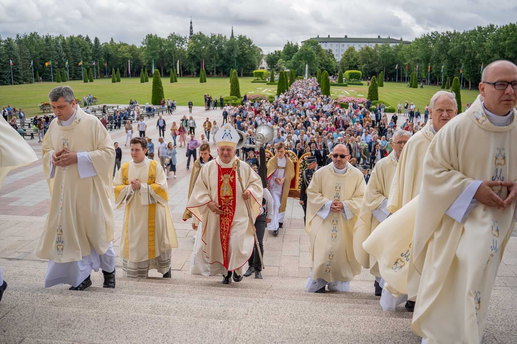 Tysiące pielgrzymów w Licheniu. Odpust ku czci Matki Bożej Licheńskiej i 20. rocznica przeniesienia cudownego obrazu