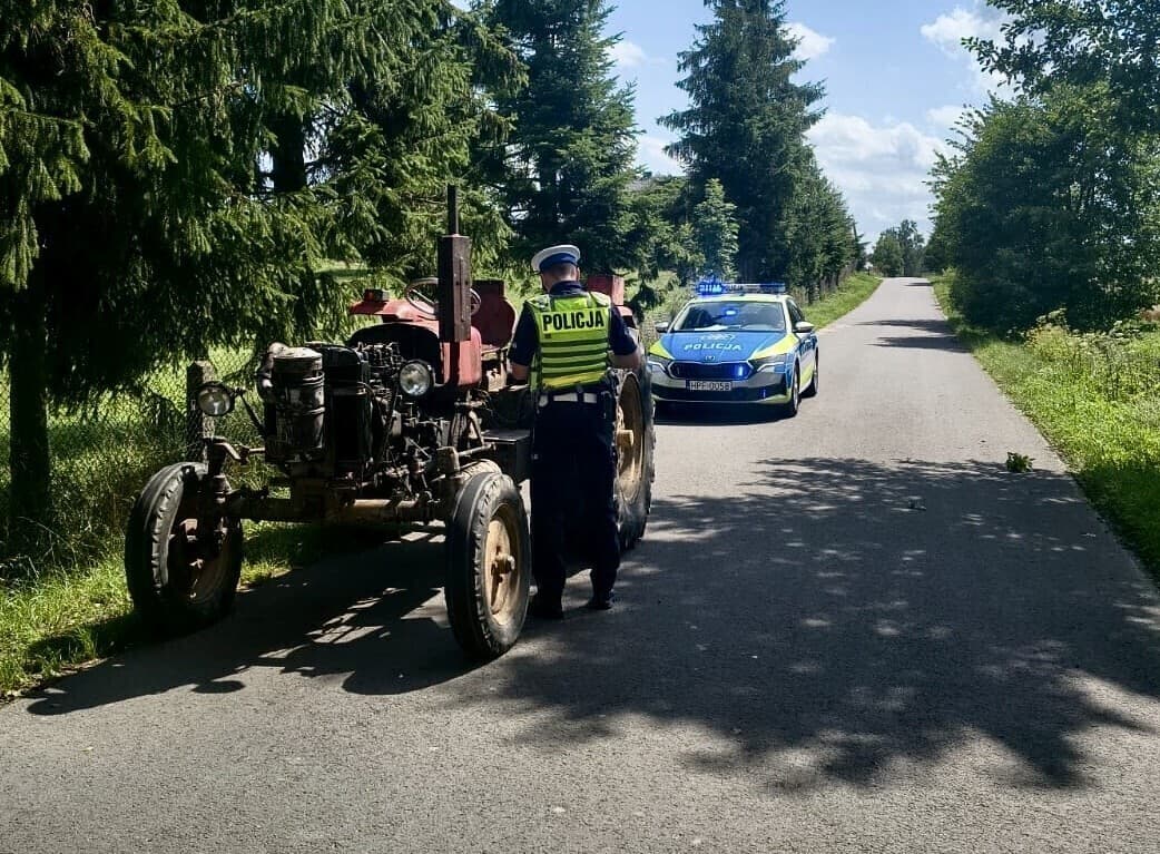 Uciekał przed policją... ciągnikiem rolniczym. Był mocno pijany, bez prawa jazdy, a traktor nie był zarejestrowany