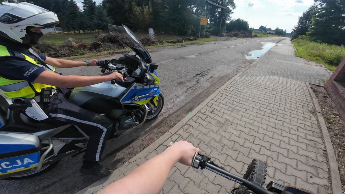 Uciekał przed policją na niezarejestrowanym jednośladzie. Nastolatek nagrywał pościg kamerą sportową