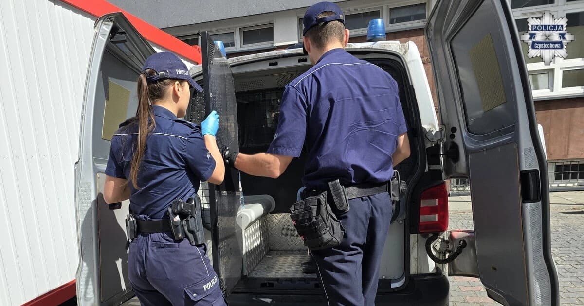 Uciekali przed policją – okazało się, że obaj są poszukiwani