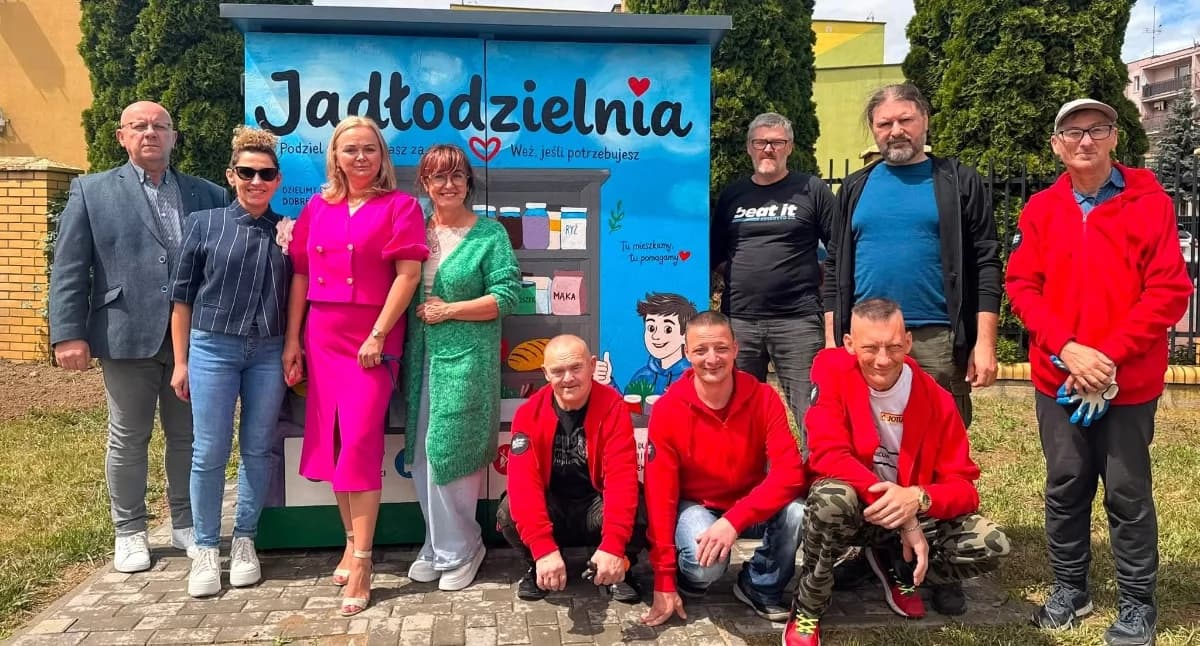 Uczestnicy WTZ z Przasnysza wykonali Jadłodzielnię dla Makowa Mazowieckiego