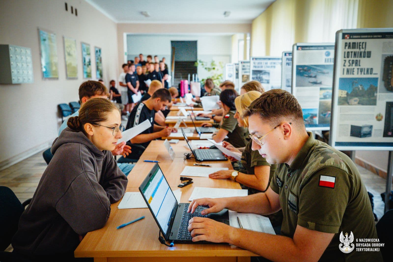 Uczniowie i nauczyciele w jednym szeregu! Ruszyły “Wakacje z WOT” w 6MBOT