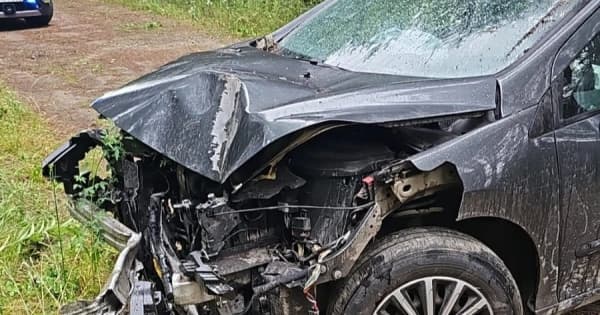 Uderzył Peugeotem w słup i odjechał