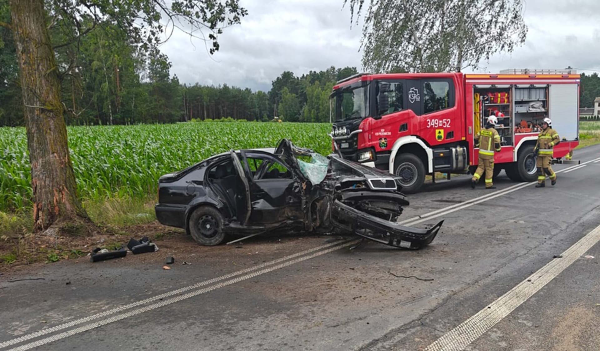 Uderzył skodą w drzewo – 21-latek trafił do szpitala