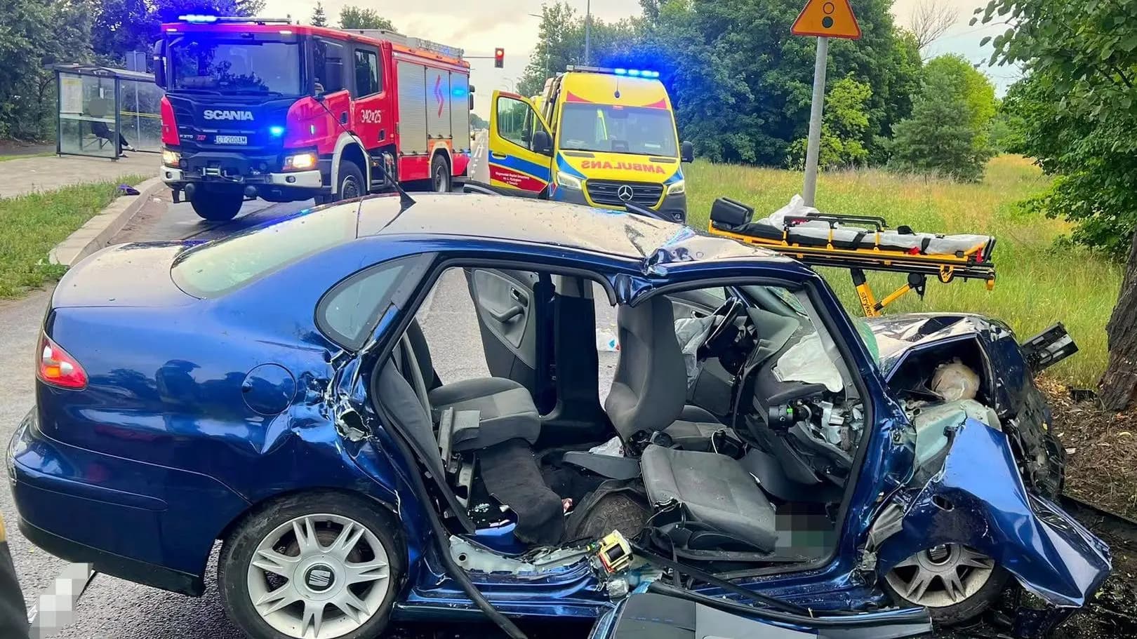 Uderzył w drzewo, zginęły dwie osoby. Prowadził po narkotykach