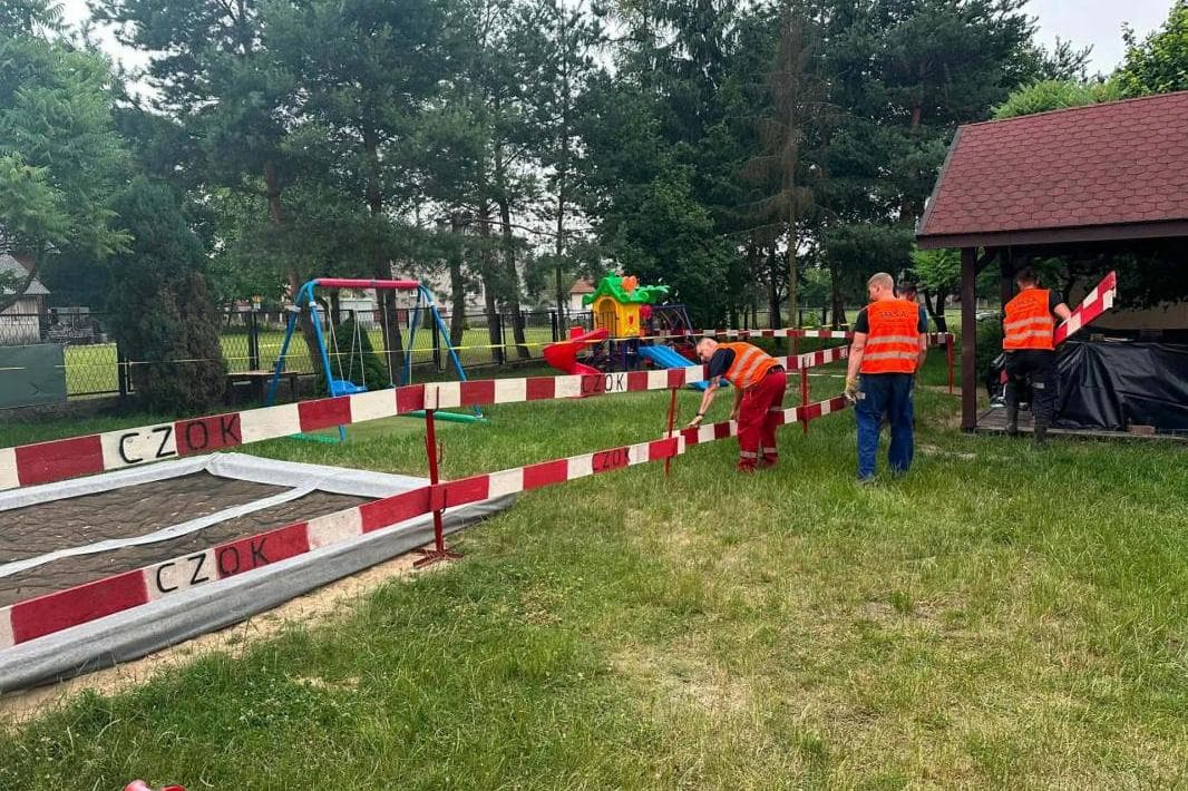Ugięcie terenu przy przedszkolu w Trzebini. Dzieci przeniesiono do szkoły