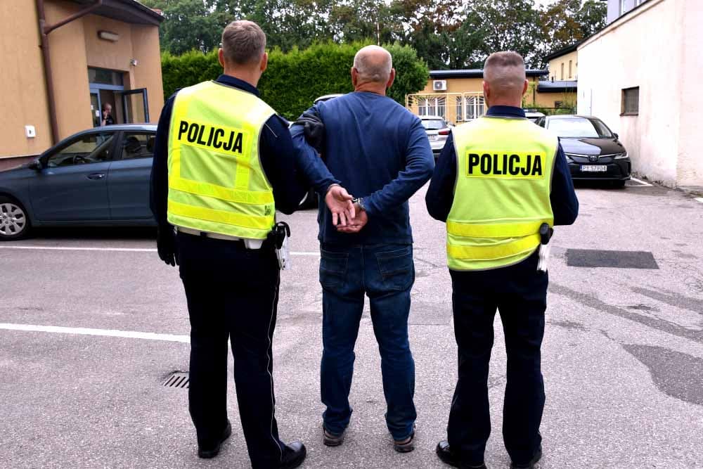 Ukradł auto w Ząbkach, rozbił je o słup w Kobyłce i próbował uciec. Zatrzymany był pijany i poszukiwany