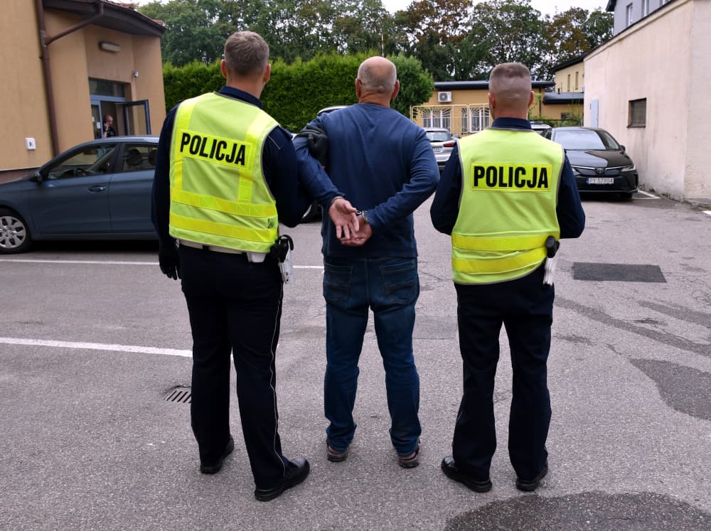 Ukradł samochód, rozbił go o słup i próbował uciec. Nietrzeźwy 57-latek, poszukiwany przez organy ścigania został zatrzymany przez policjantów z Wołomina