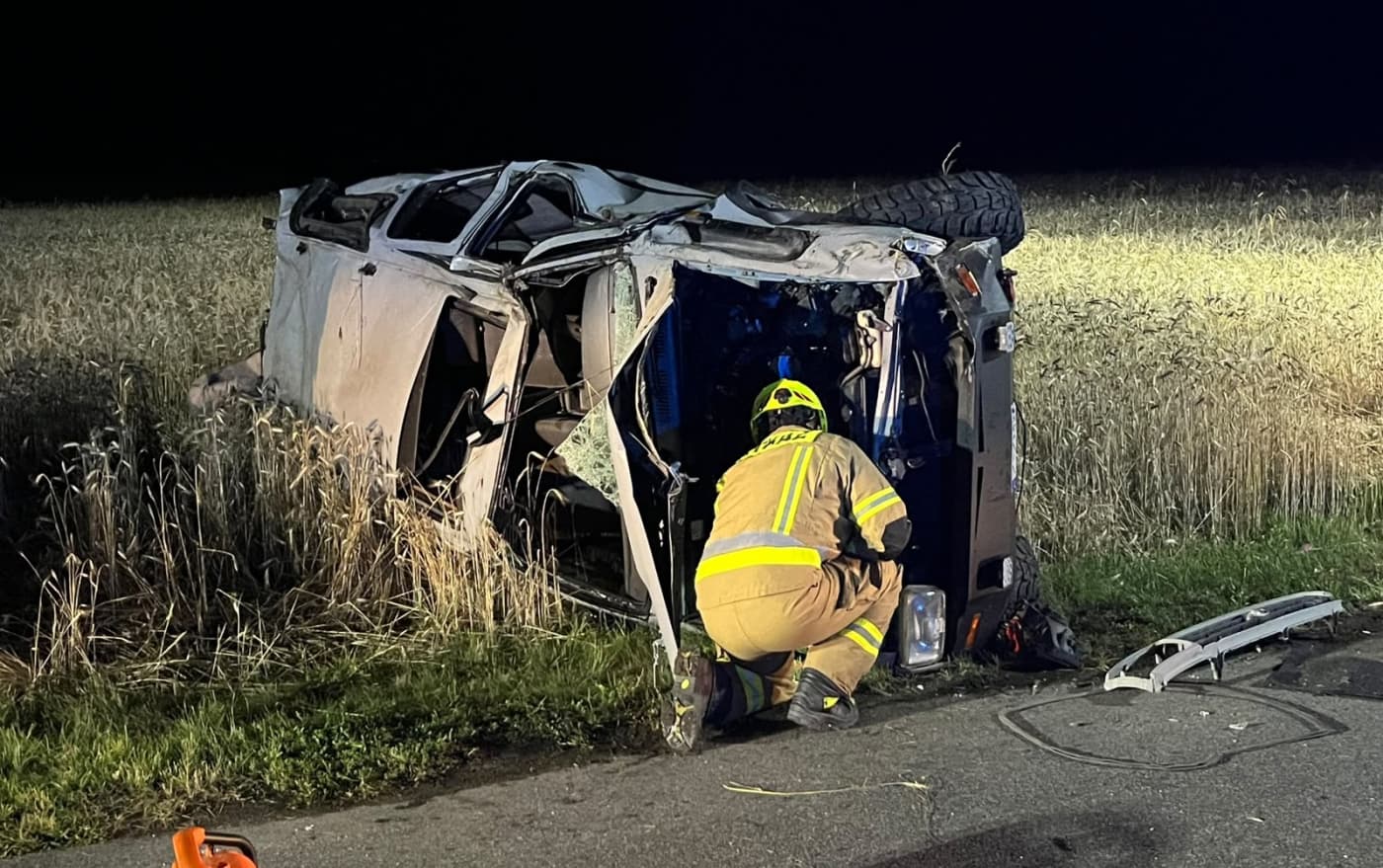 Ukradł Toyotę, nie miał prawa jazdy i dachował. 18-latek w ciężkim stanie