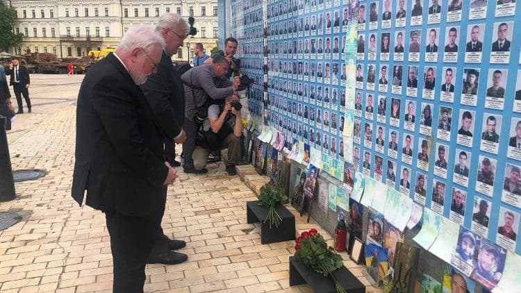 Ukraina: abp Gallagher przy Pomniku Ofiar Rewolucji 2014 roku