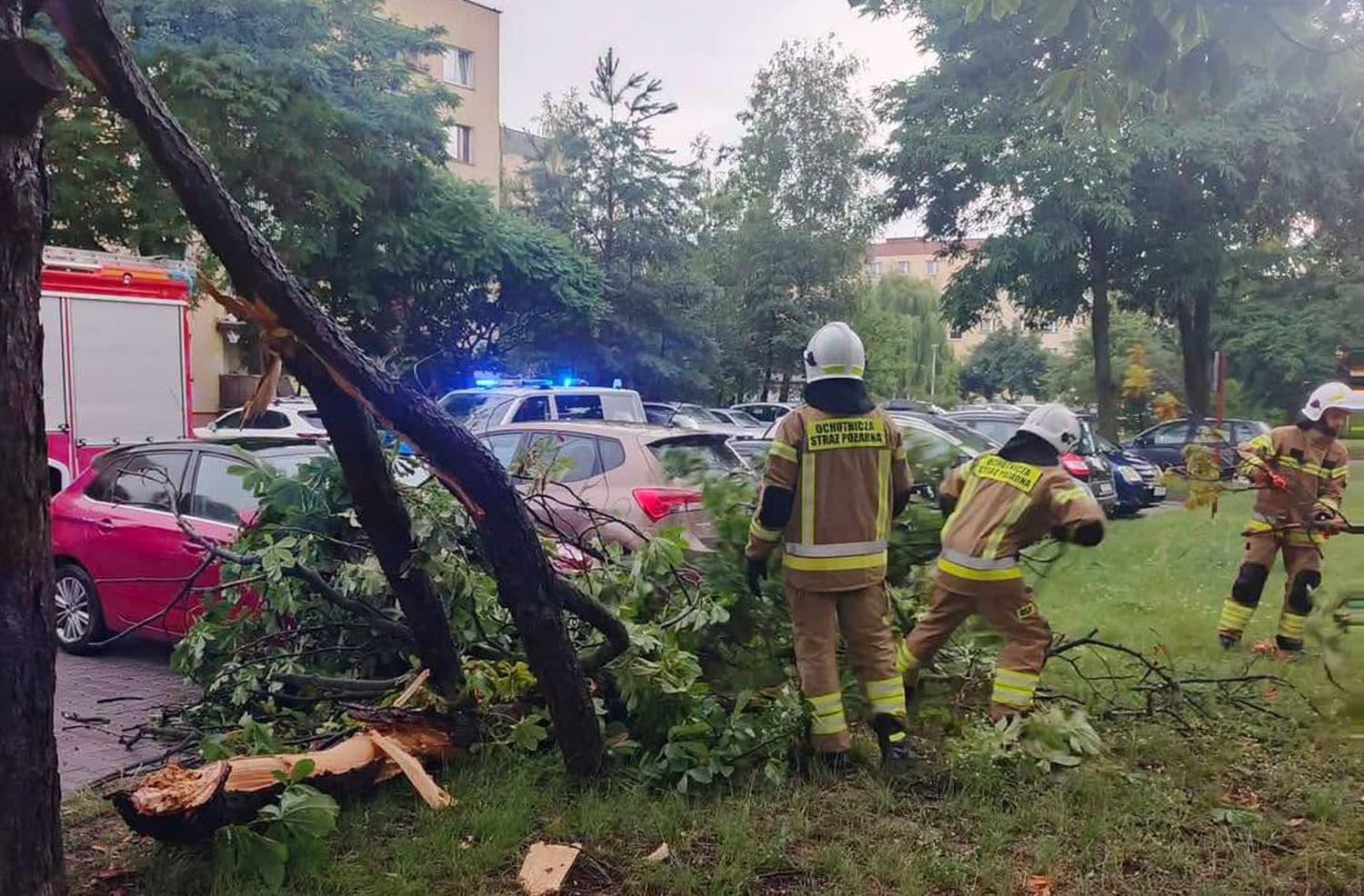 Ulewa przeszła nad powiatem. Ucierpiało osiedle Rosochy w Ostrowcu